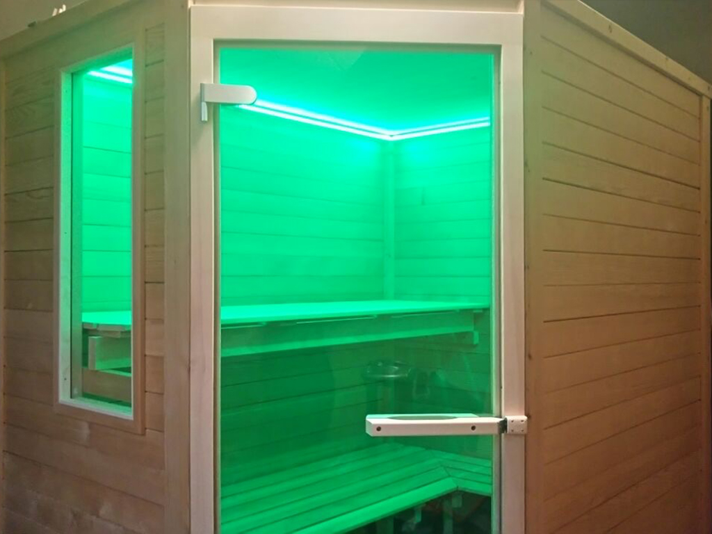 Sauna aus Zirbenholz mit grünem Licht