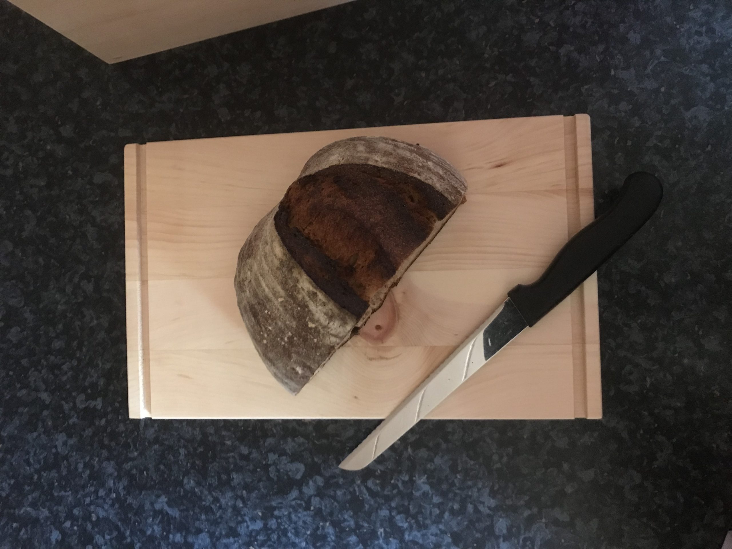 Zirbenholz Brett von oben mit Brot und Messer
