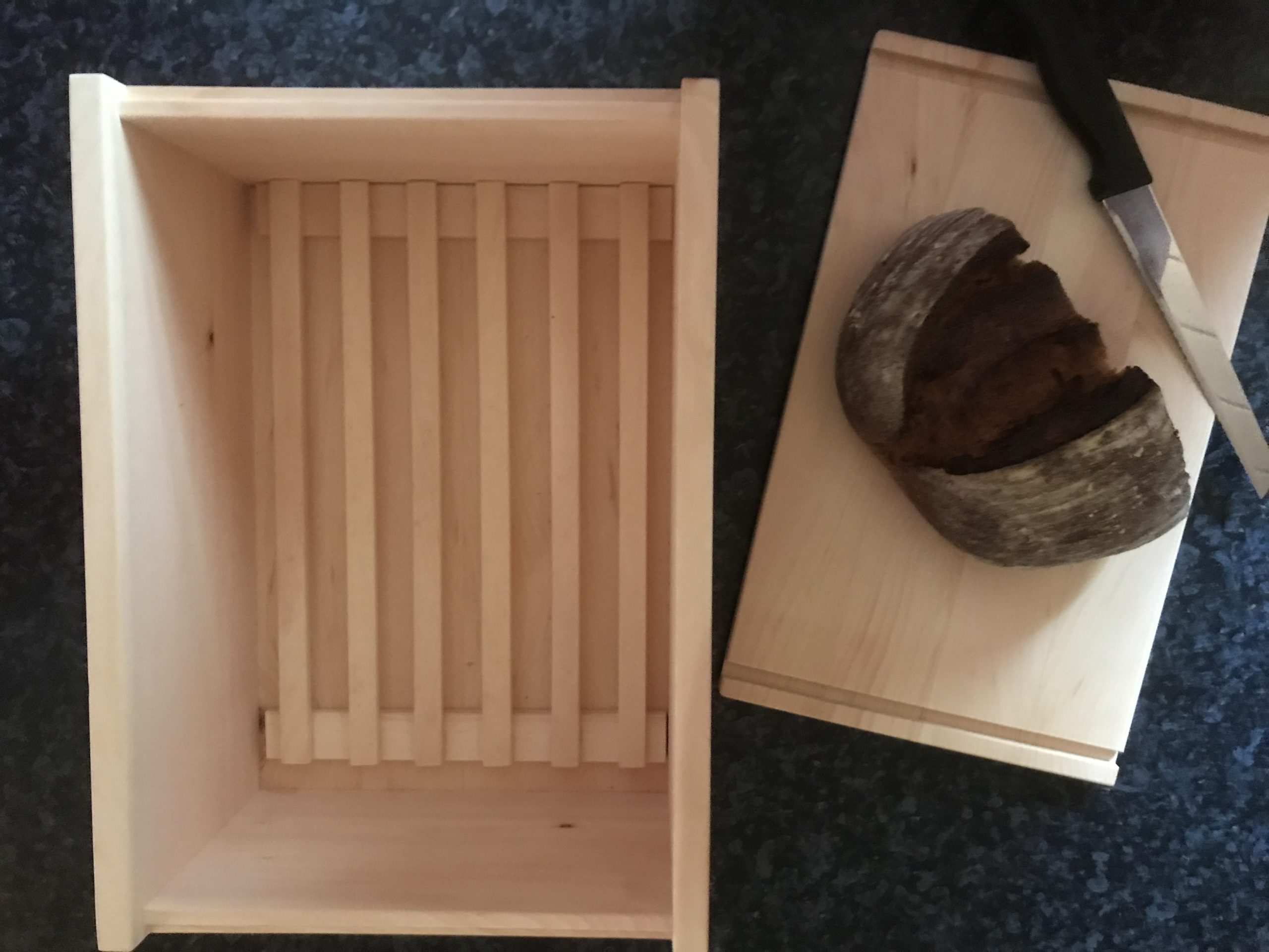 Zirbenholz Kiste mit Zirbenholz Brett mit Brot und Messer