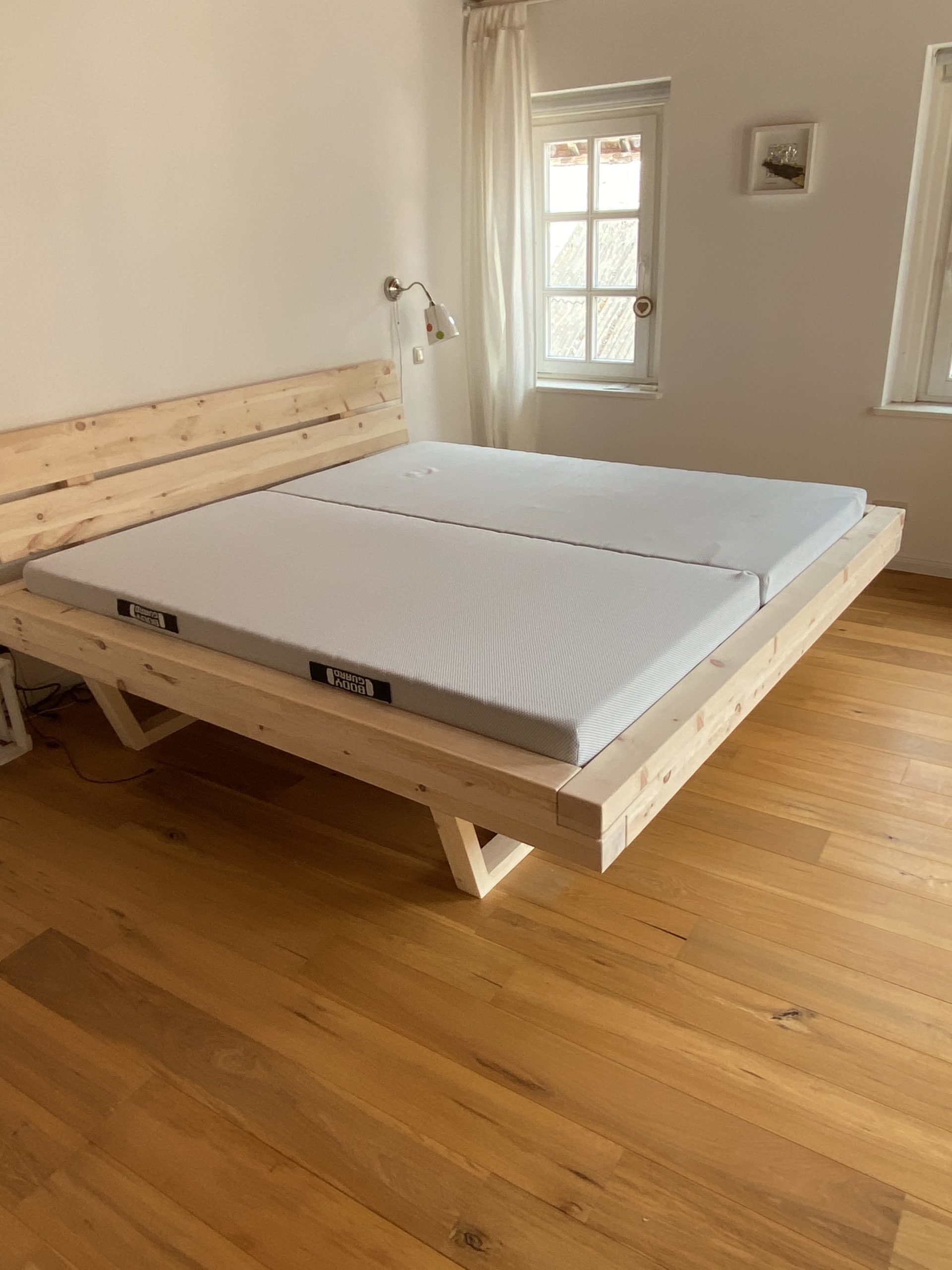 Seitenaufnahme Doppelbett aus Zirbenholz