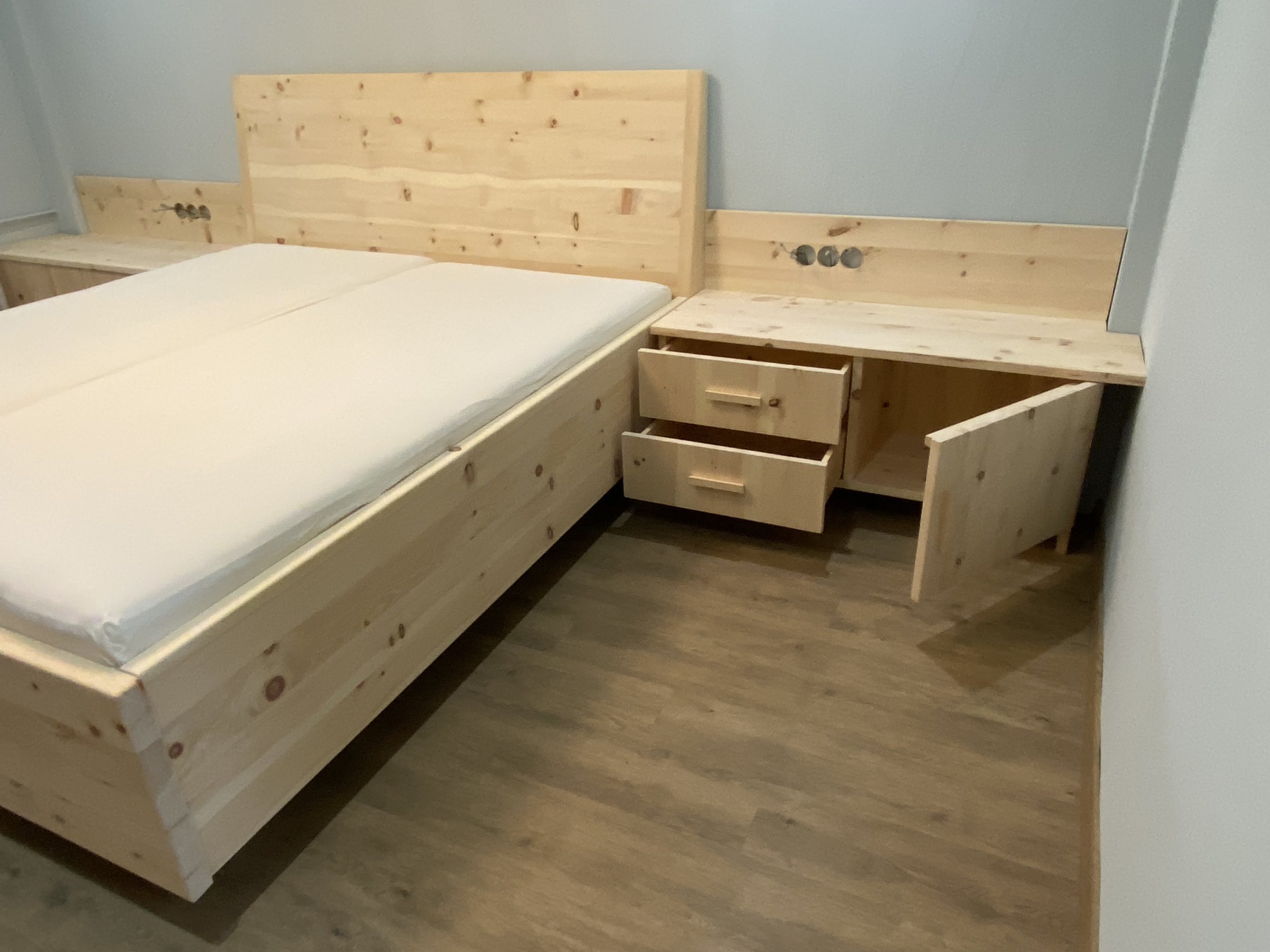 Doppelbett und Nachtschränkchen aus Zirbenholz