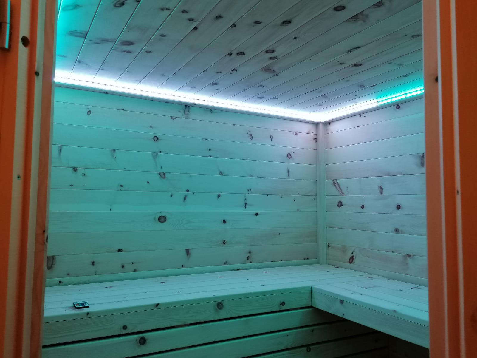 Sauna aus Zirbenholz von innen mit blauer Beleuchtung